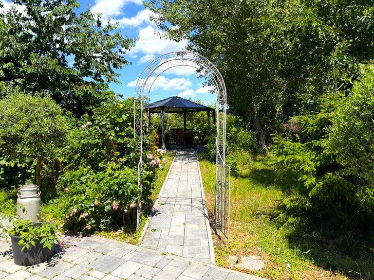 Gartenlaube Vorgarten