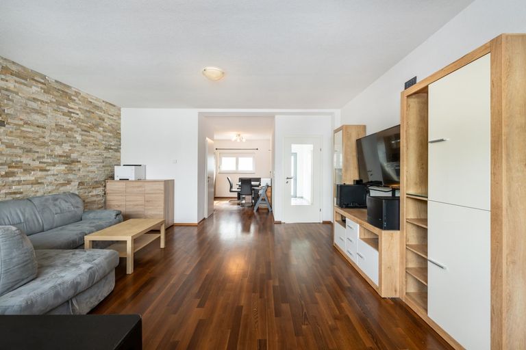 Moderner offener Wohn-/Essbereich