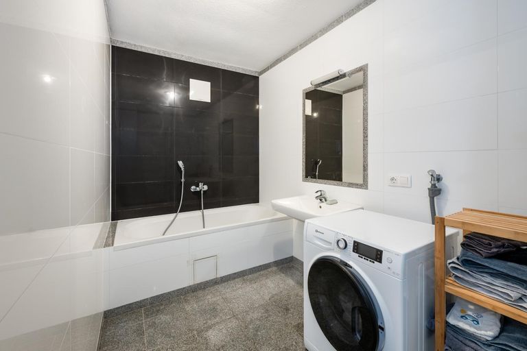 Großzügiges Badezimmer mit Wanne und Dusche