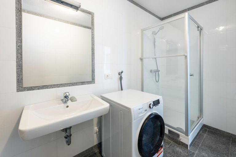 Großzügiges Badezimmer mit Dusche und Wanne