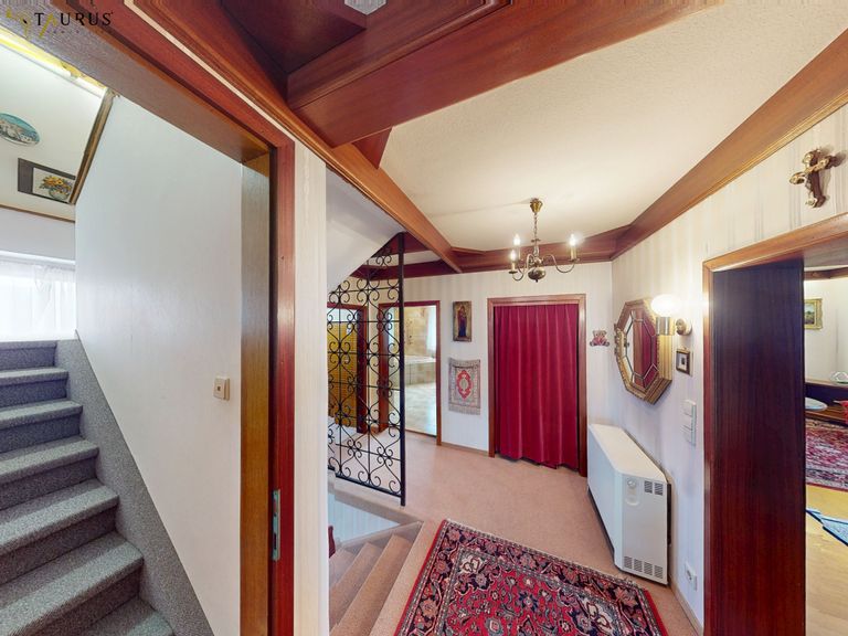 OG 1 Stiegenhaus und Flur