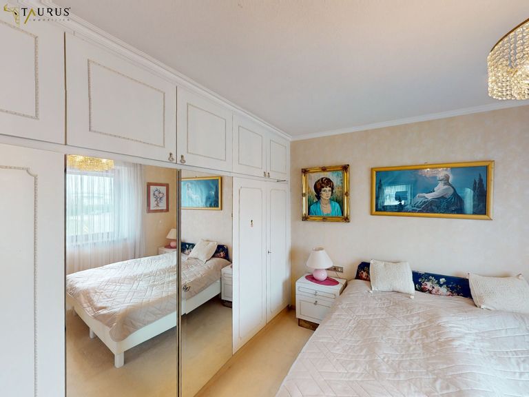 OG 1 Schlafzimmer 1