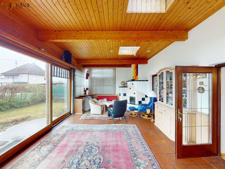 großer Wintergarten mit Kachelofen