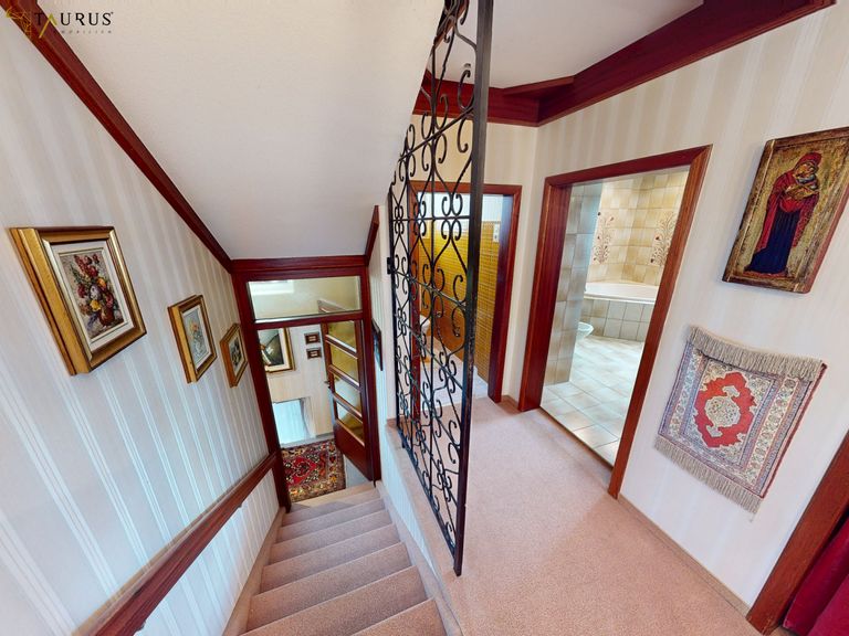 OG 1 Stiegenhaus und Vorraum