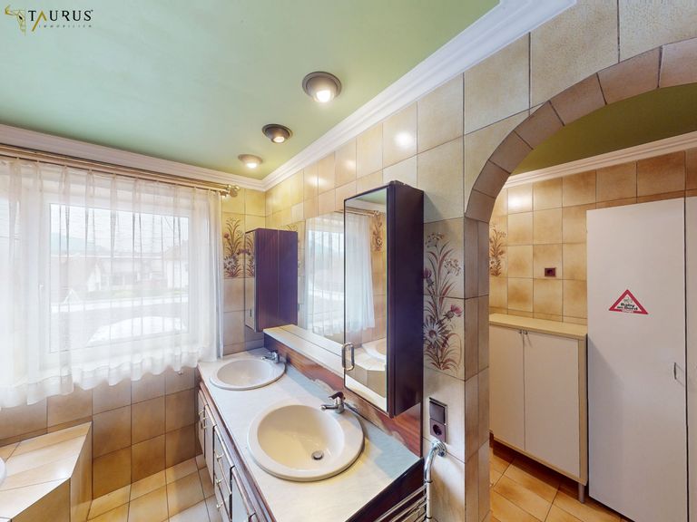 OG 1 Bad mit Doppelwaschbecken und viel Stauraum