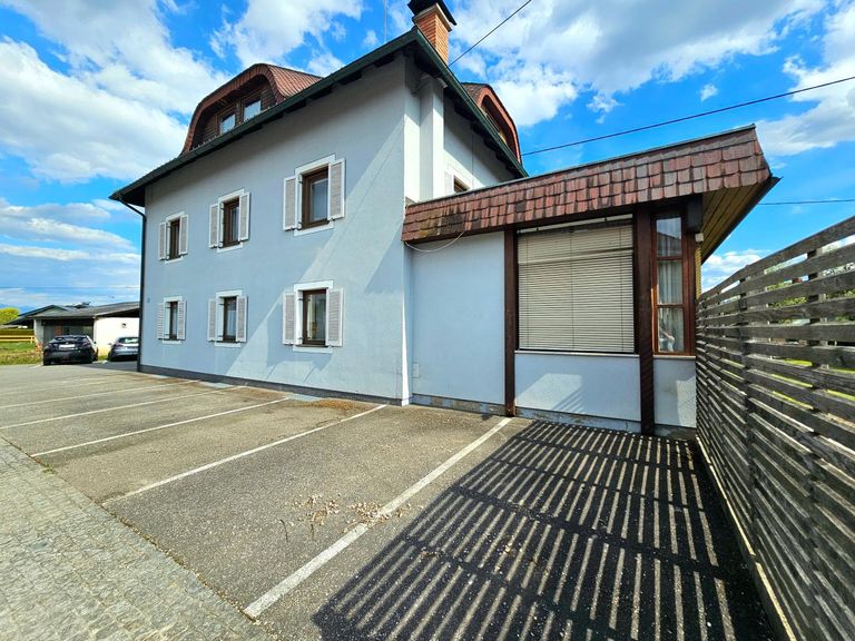 Haus und Parkplätze