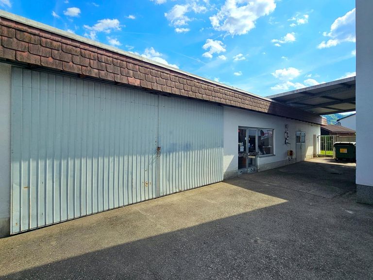 Nebengebäude mit großer Garage
