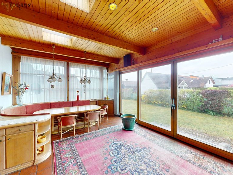 großer Wintergarten mit Sitzecke