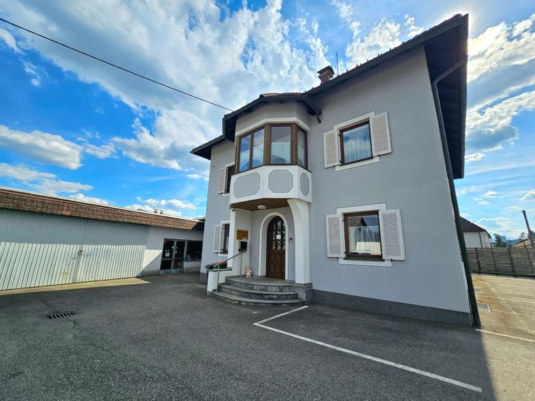 Wohnhaus Ansicht Nord/West + Parkplätze