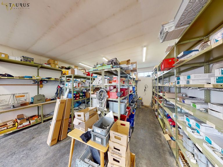 großer Lagerraum im Nebengebäude