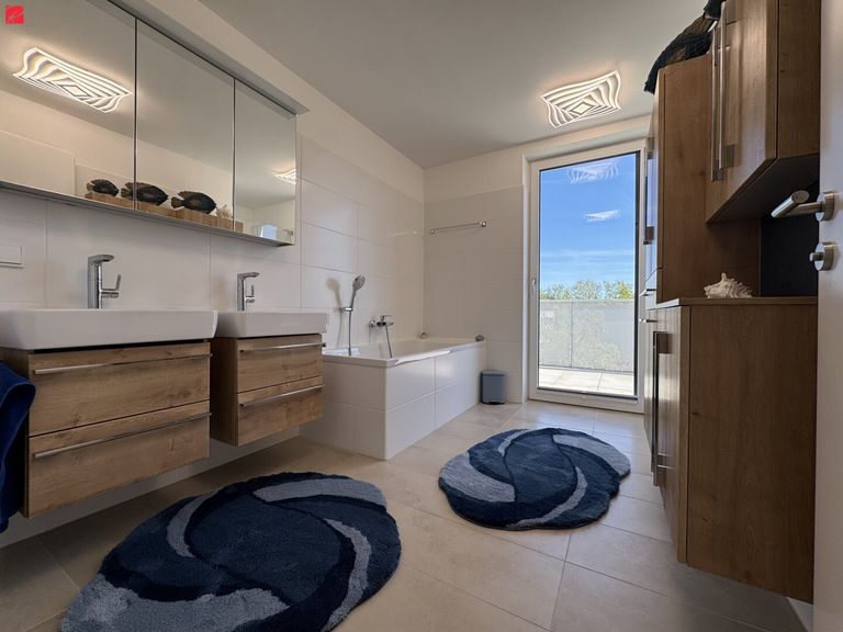 Badezimmer mit Dusche und Badewanne