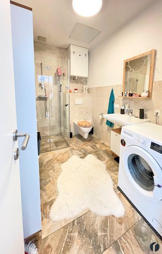 Bad mit Dusche und WC