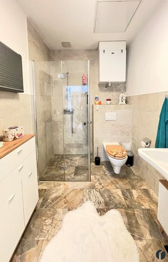 Bad mit Dusche und WC