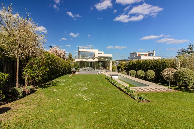 uneinsehbar und weitläufig