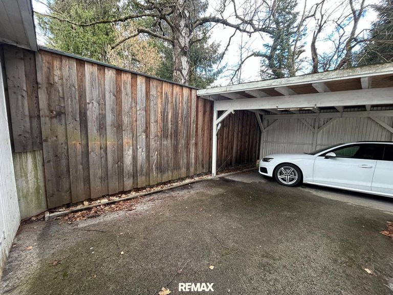 Aussenbereich mit Carport