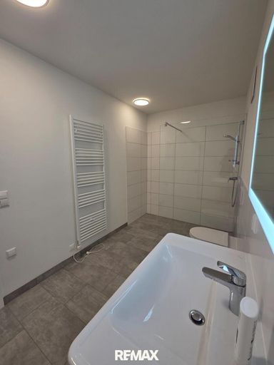 Badezimmer mit Dusche und WC