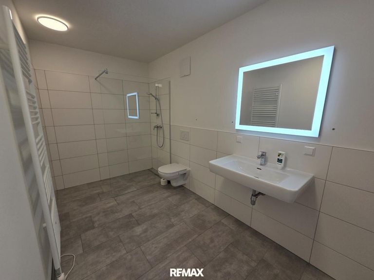 Badezimmer mit Dusche und WC