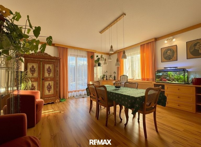 Esszimmer mit Zugang zur Terrasse, 1. Stock, KI-bearbeitet