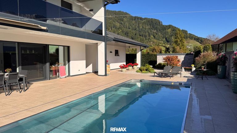 Südansicht mit Pool