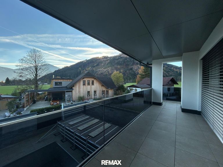 großzügiger Balkon OG