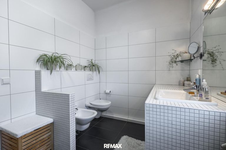 Bad mit WC und Dusche 1 OG