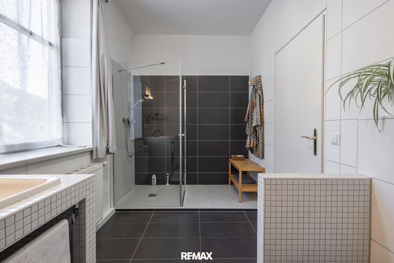 Bad mit WC und Dusche 1 OG