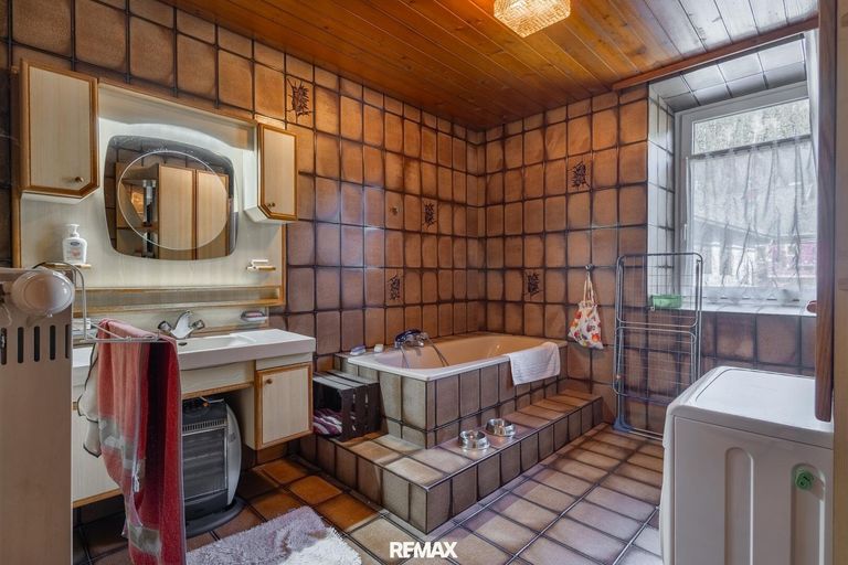 Bad mit Badewanne EG