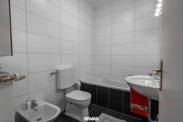 Bad mit WC und Badewanne 1 OG