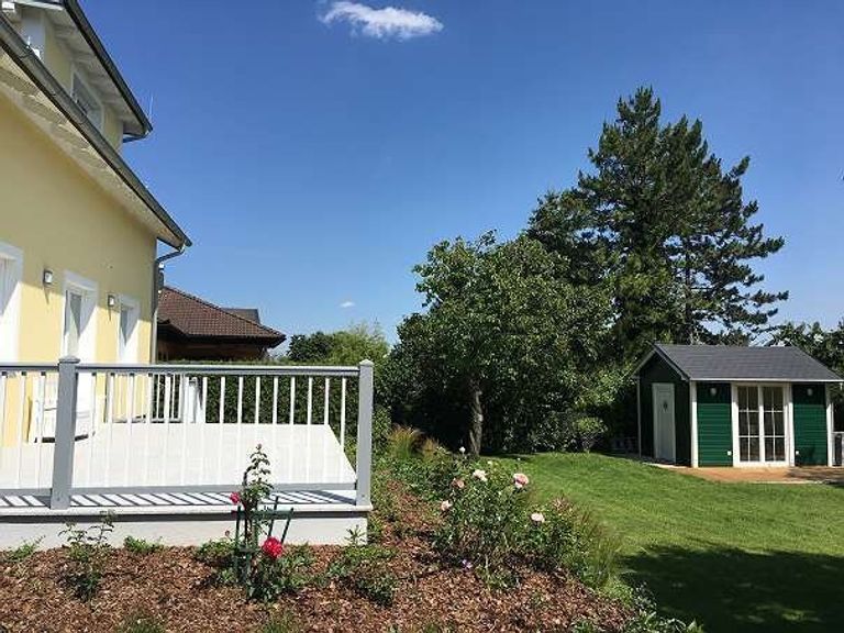 Blick zur Terrasse und zum Gartenhaus