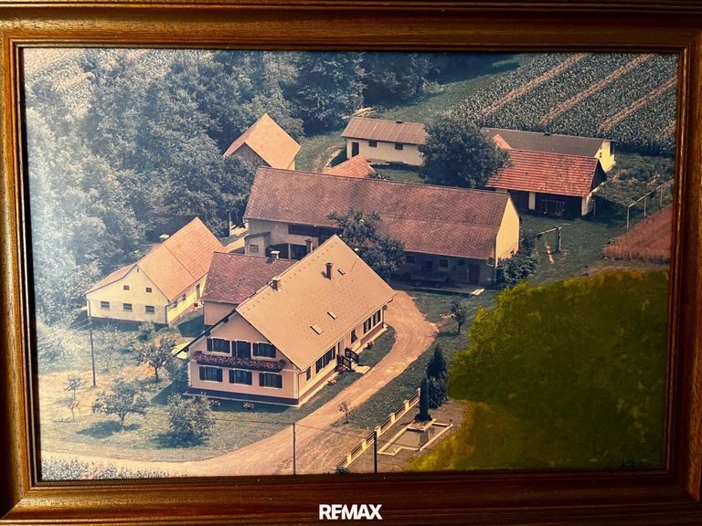 Bild mit Luftaufnahme Liegenschaft