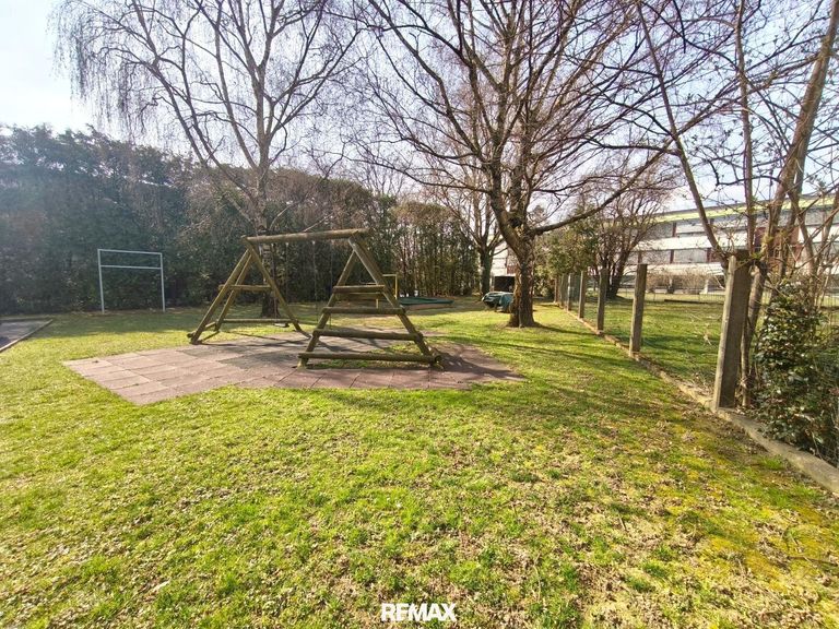 Grünfläche mit Spielplatz