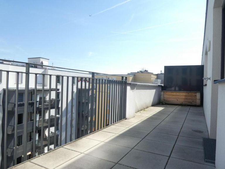 große, sonnige Terrasse