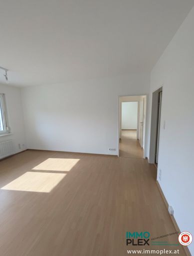 Wohnzimmer mit Blick ins Schlafzimmer