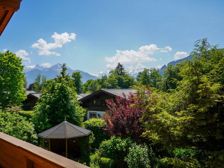 Blick vom Balkon auf die Bergwelt