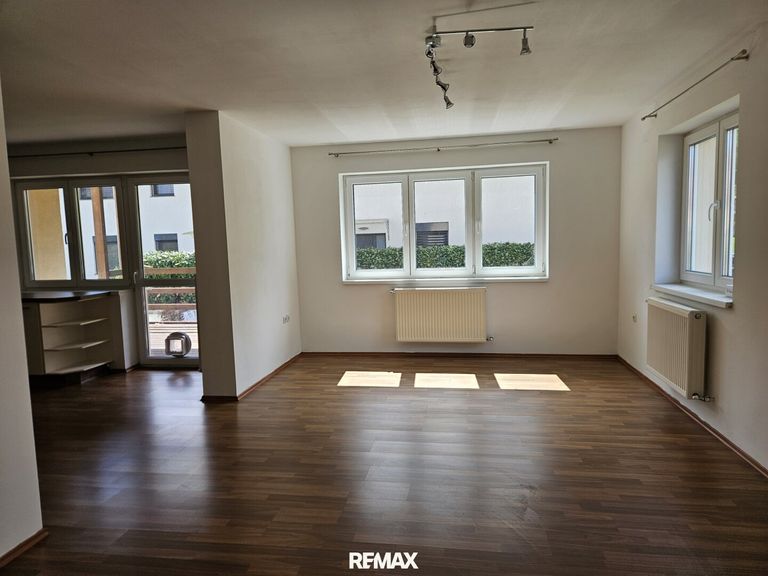 Wohnzimmer mit Blick auf Terrasse