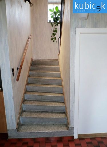 Rechte Hälfte: Stiegenaufgang
