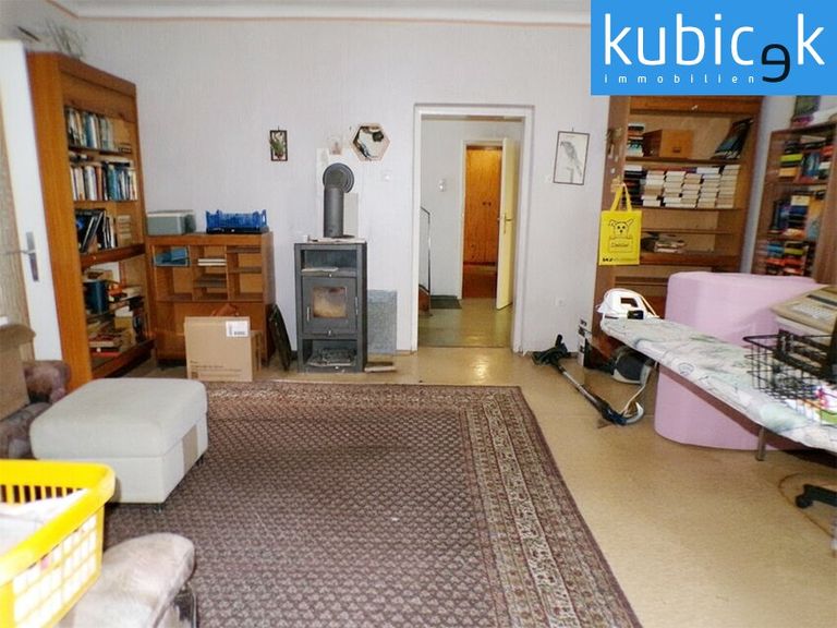 Linke Hälfte EG: Wohnzimmer mit Kamin