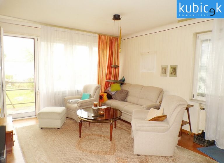 Rechte Hälfte: Wohnzimmer mit Ausgang auf die Terrasse/Garten