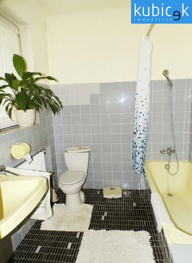 Rechte Hälfte: Badezimmer OG