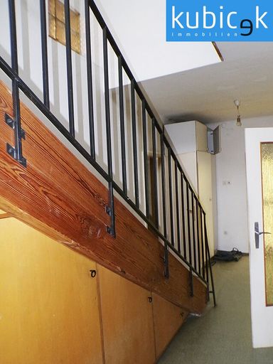 Linke Hälfte: Vorraum mit Stiegenaufgang