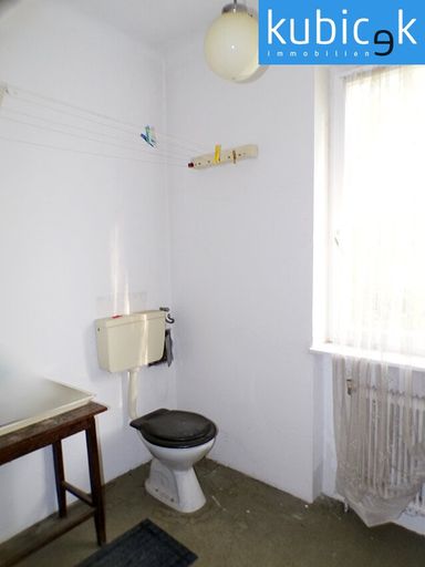 Linke Hälfte OG: Bad mit WC