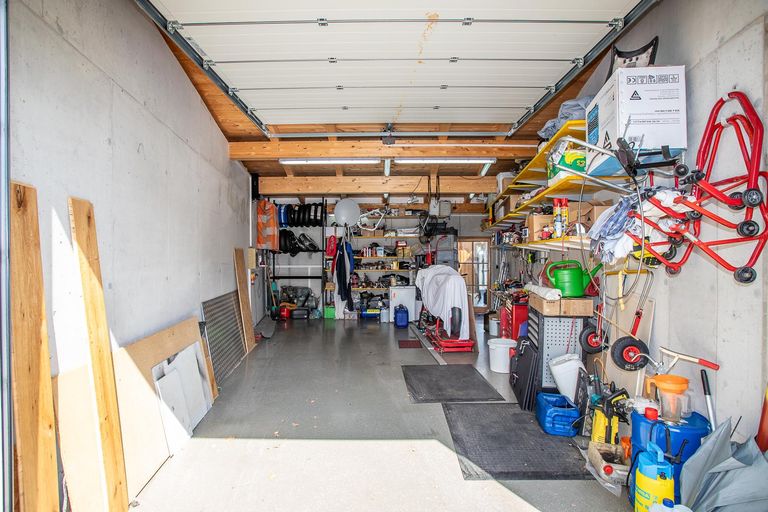 Garage neben Wohnhaus