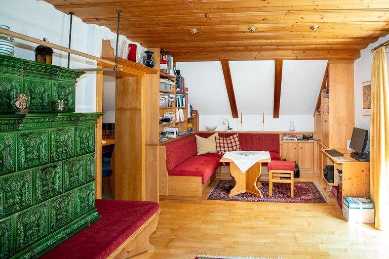 Wohnzimmer mit Kachelofen Obergeschoss