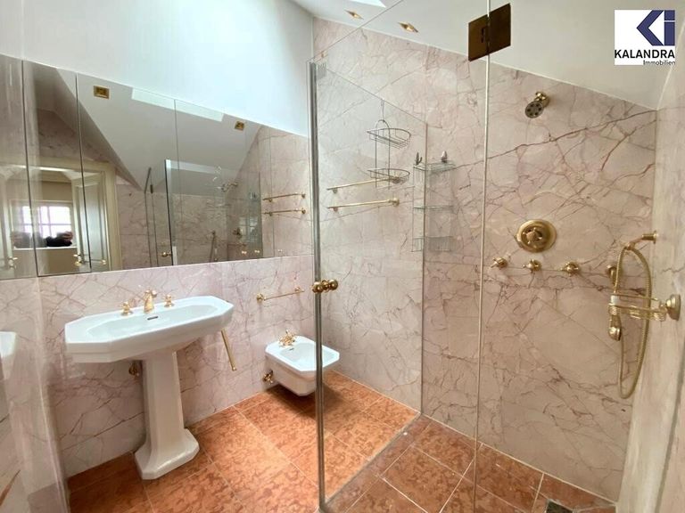 Badezimmer mit Dusche