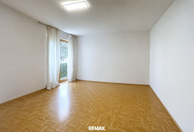 Zimmer (Wohnung 2) ausgeräumt mit KI
