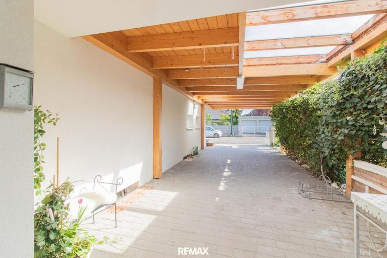 großzügig dimensioniertes Carport