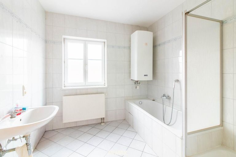 Bad mit Wanne und Dusche
