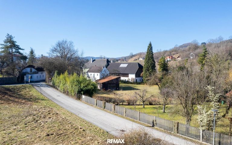 Wohnzimmer mit Balkon und Blick in Grüne