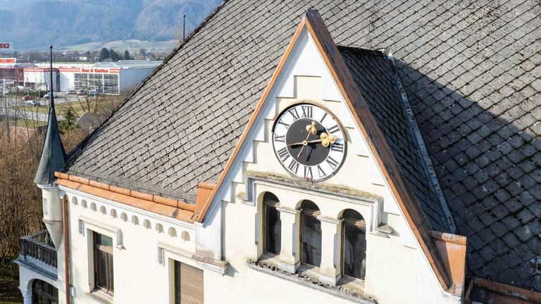 Stadtvilla mit historischer Fassadenuhr