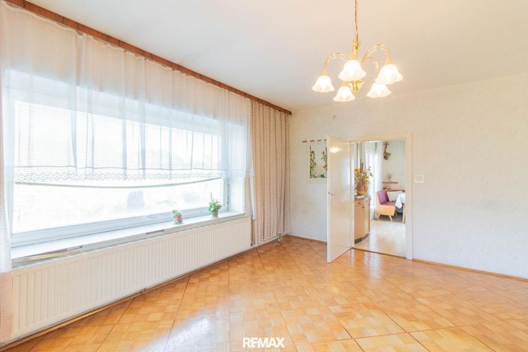 helles Wohnzimmer mit Zugang zur Terrasse